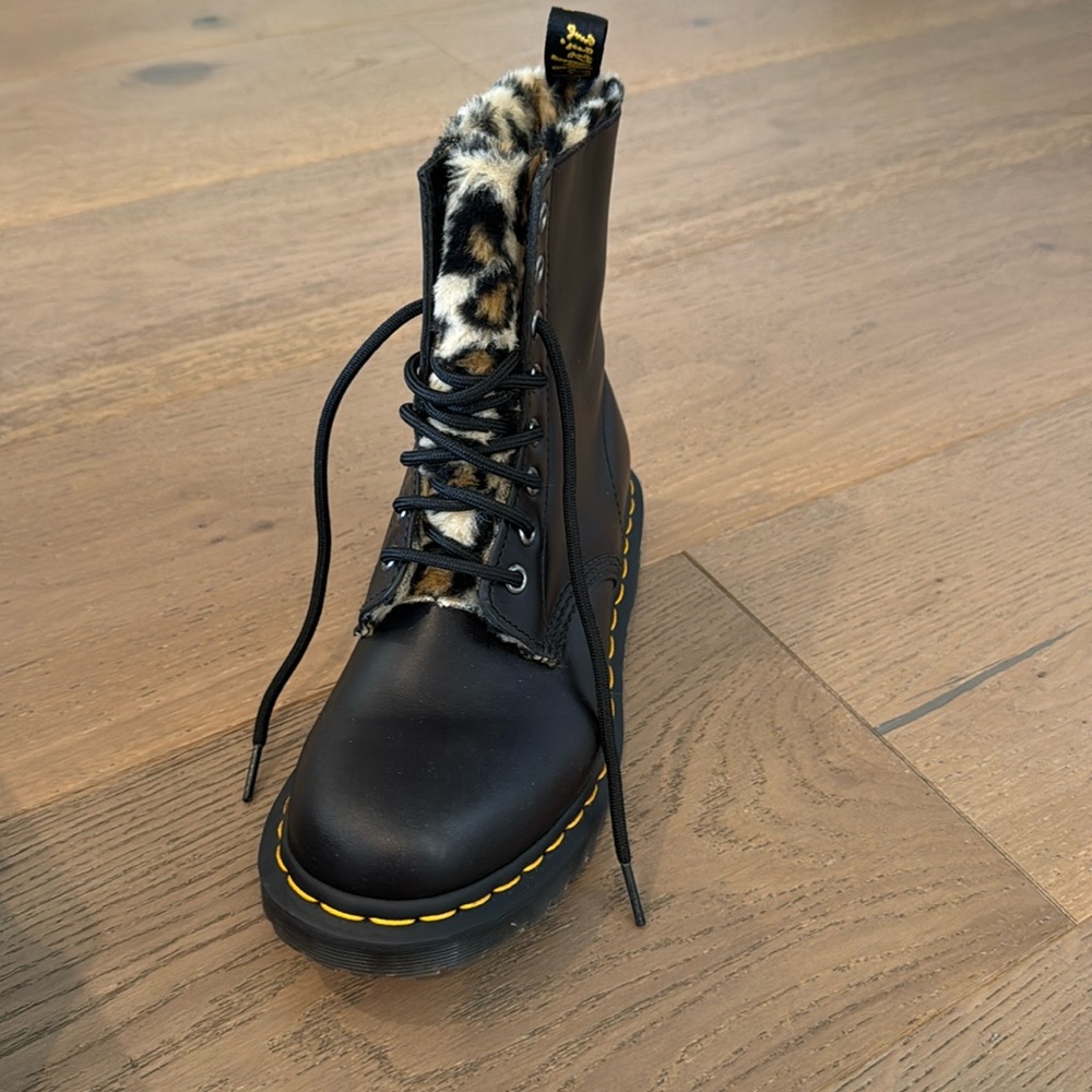 Dr. Martens 1460 Leather Boots
Serena Leo
Atlas plus leopard faux fur